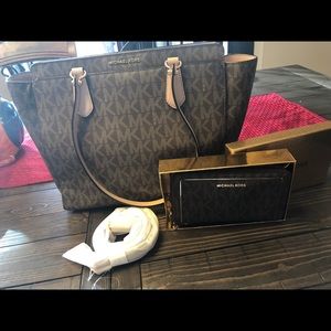 Authentic Micheal Kors purse and wallet/wristlet.